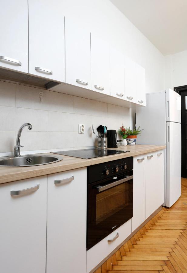 Lovely Apartment With 2 Bedrooms 부쿠레슈티 외부 사진