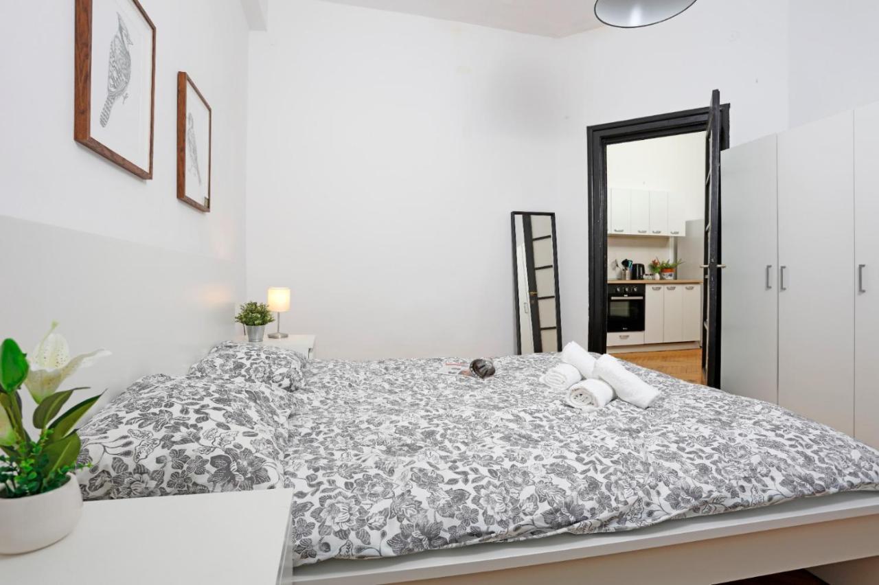 Lovely Apartment With 2 Bedrooms 부쿠레슈티 외부 사진