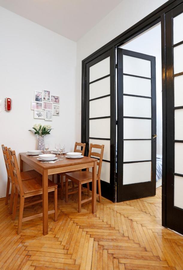 Lovely Apartment With 2 Bedrooms 부쿠레슈티 외부 사진