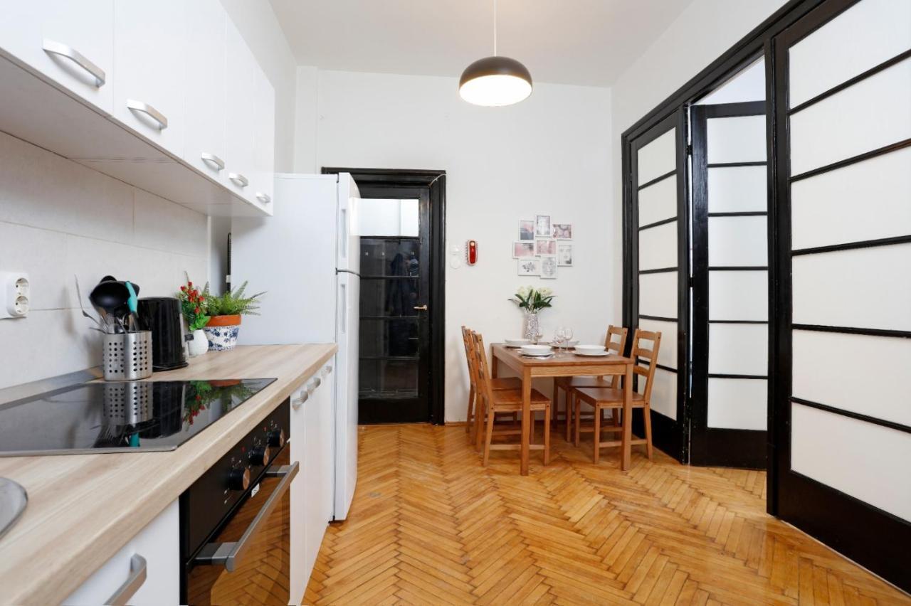 Lovely Apartment With 2 Bedrooms 부쿠레슈티 외부 사진